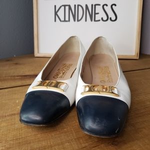 SALVATORE FERRAGAMO

Leather Round-Toe Pumps